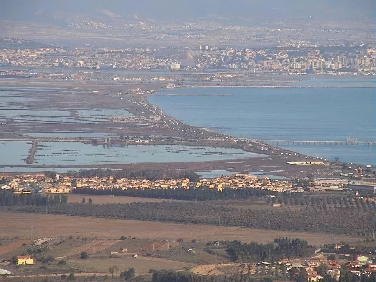 Panoramica della laguna di Santa Gilla e del Golfo di Cagliari separati dal cordone di sabbia chiamato “La Playa”