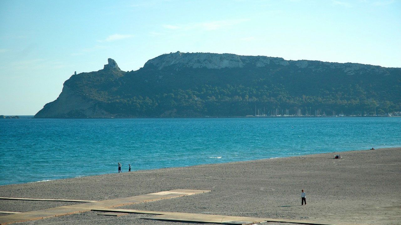 Sella del Diavolo, veduta dalla spiaggia di Poetto (foto dal sito sardegnadigitallibrary.it)
